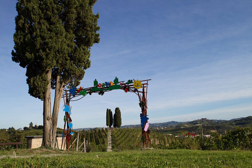 La Porta sul Vigneto di Ugo Nespolo